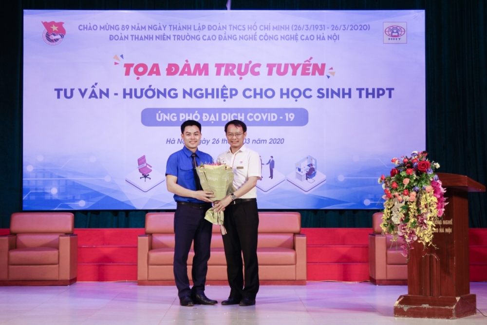 Lãnh đạo trường Cao đẳng nghề Công nghệ cao Hà Nội tặng hoa chúc mừng Đoàn Thanh niên nhà trường