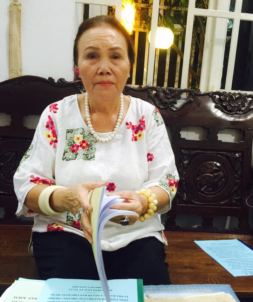 Bà Trần Thị Hương trao đổi với phóng viên
