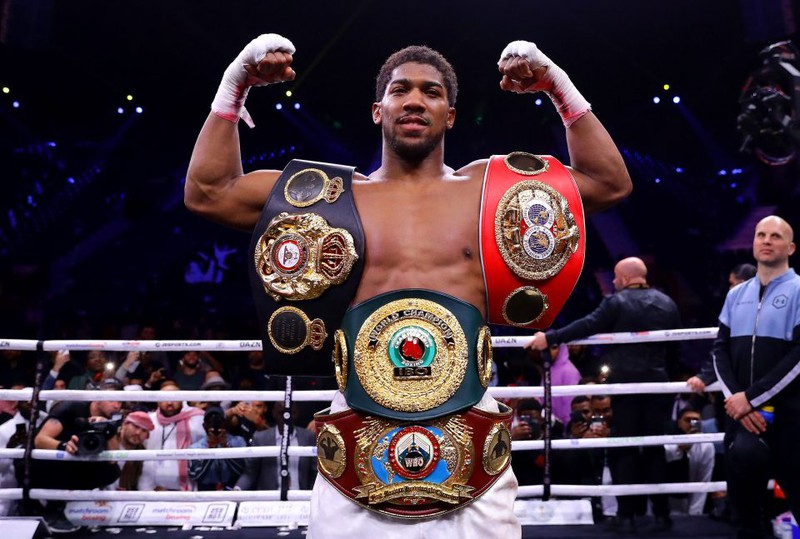 Joshua đang sở hữu ba đai hạng nặng IBF, WBA và WBO.