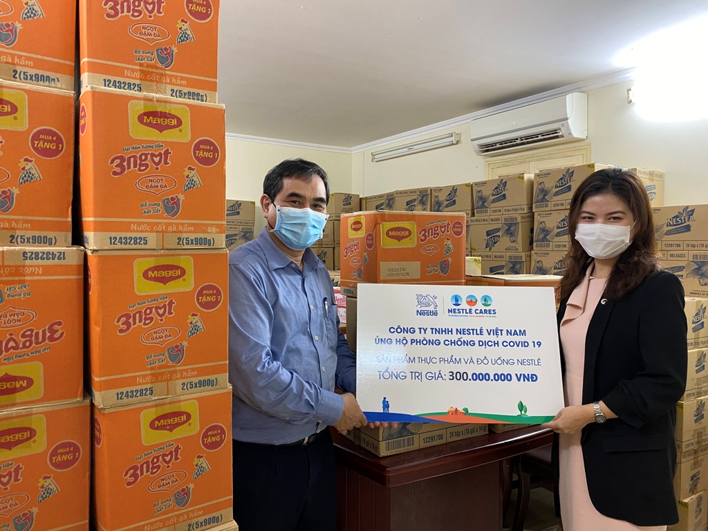 Đại diện Nestle Việt Nam trao bảng tượng trưng ủng hộ cho Bộ Nông nghiệp và Phát triển nông thôn