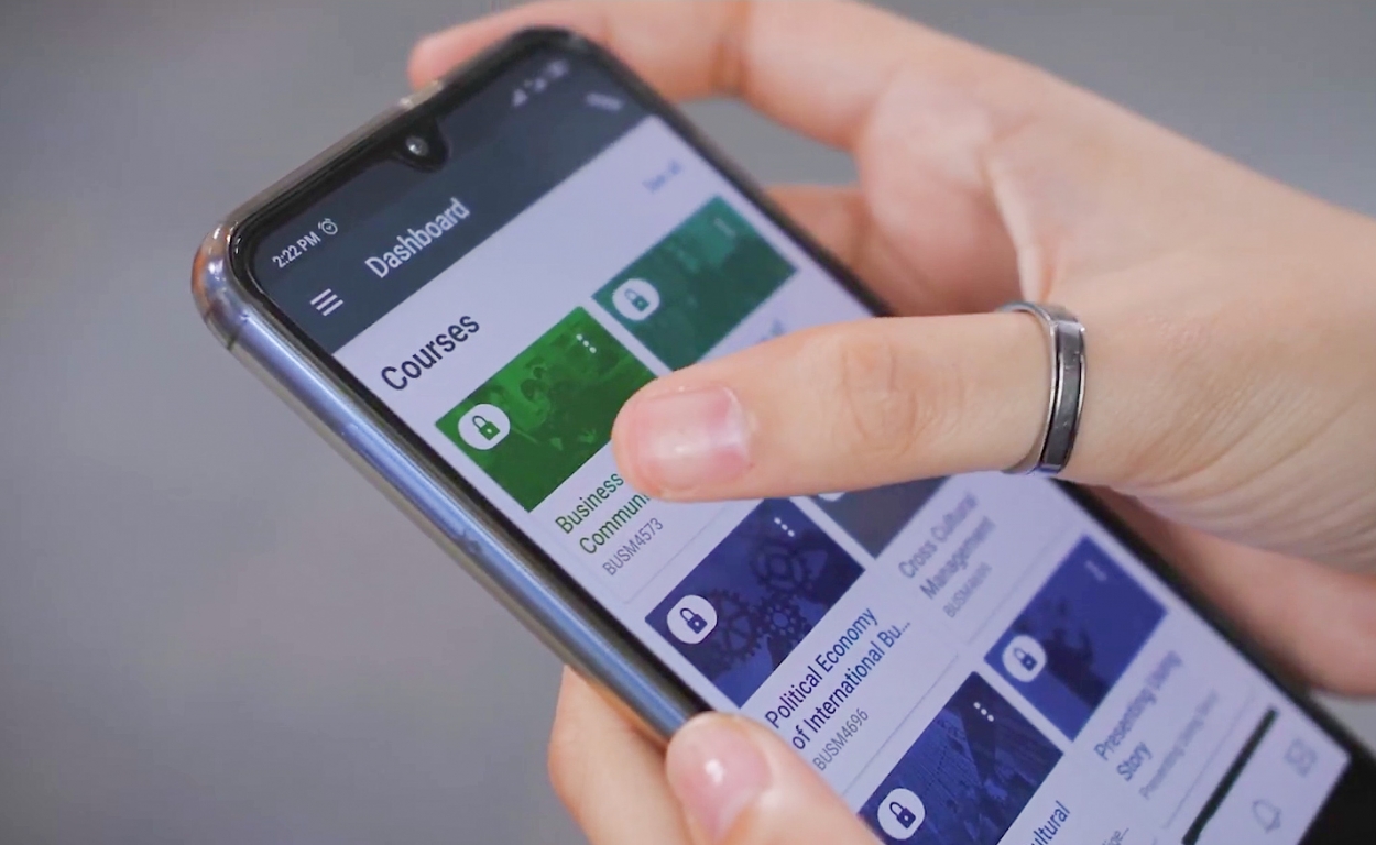 Học trực tuyến là phương thức học thông qua máy vi tính hay thiết bị thông minh được kết nối mạng internet