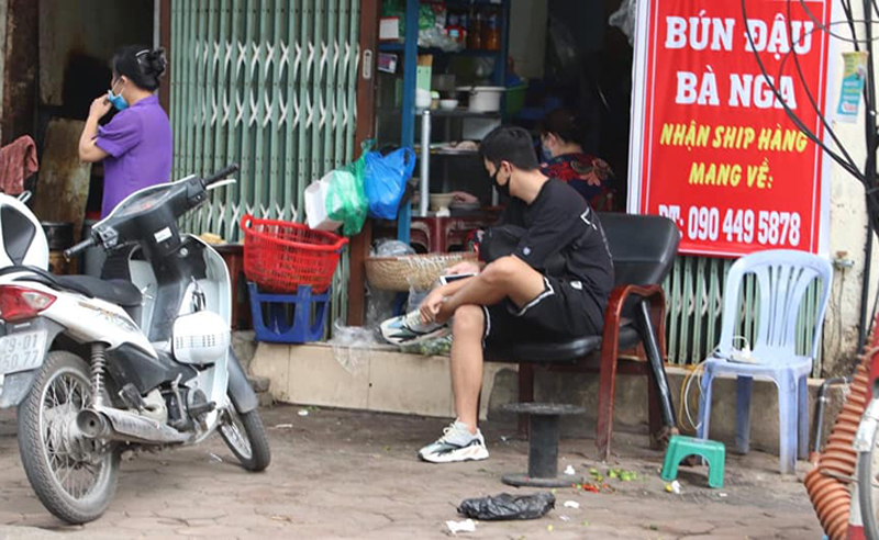 Biển thông báo của một cửa hàng bún đậu nhận ship mang về nhà cho thực khách để tránh tụ tập đông người, thực hiện việc chống dịch Covid-19 của thành phố Hà Nội