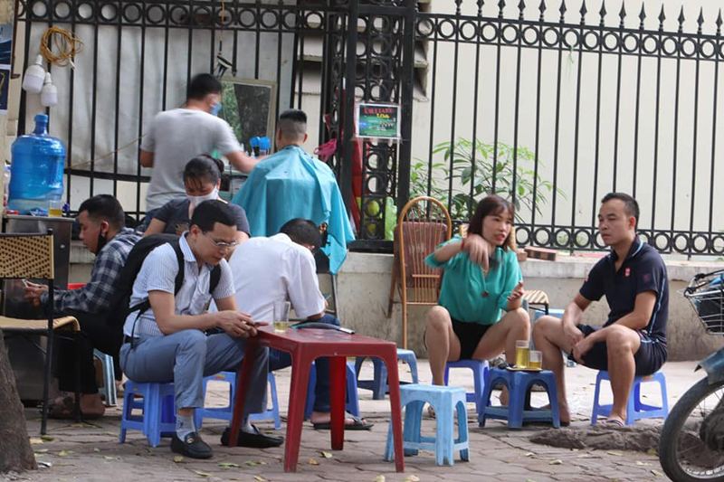 Hà Nội: Còn nhiều nơi chưa thực hiện nghiêm lệnh đóng cửa các hàng ăn, uống để phòng dịch Covid-19