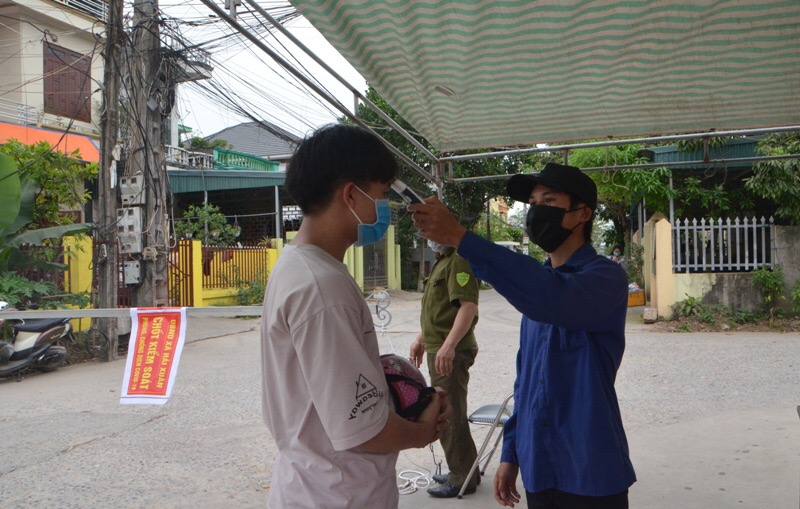 Chốt kiểm soát ở xã Hải Xuân huy động Cựu chiến binh, Đoàn thanh niên thực hiện kiểm soát phòng chống dịch