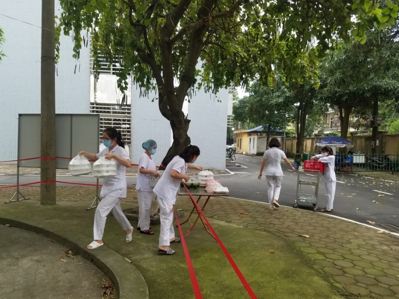 Các bác sĩ tiếp nhận và đưa cơm đến các khu cách ly