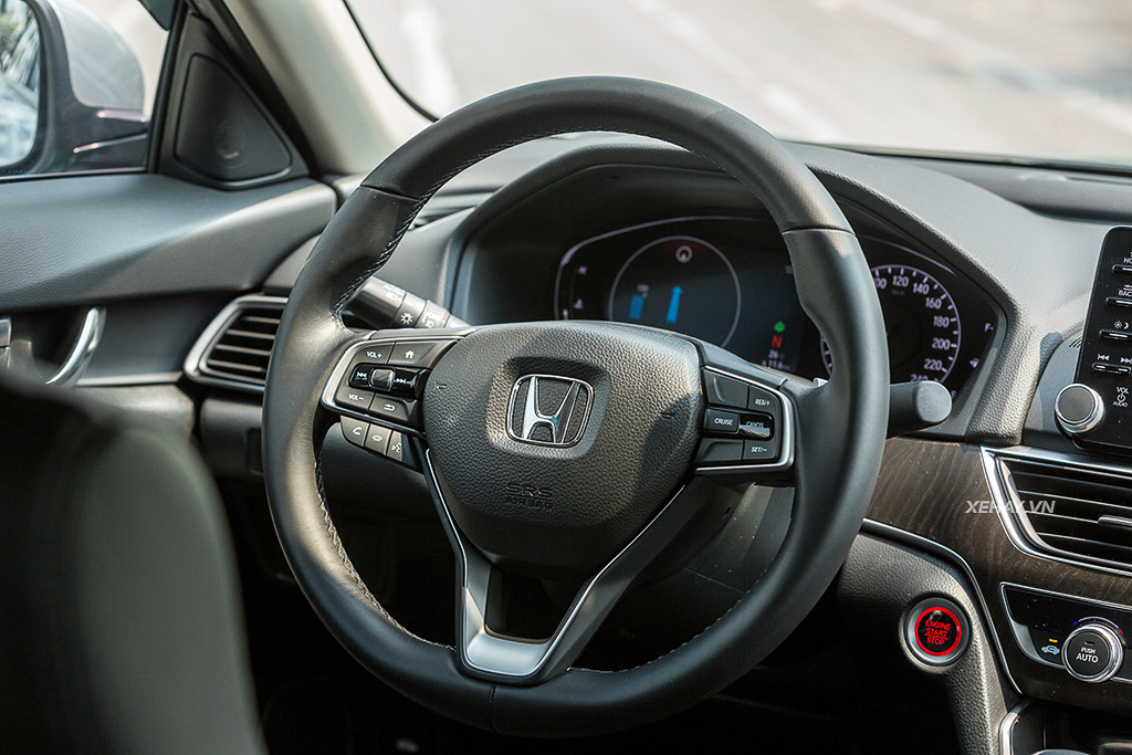 Vô lăng của Honda Accord có công thái học hoàn hảo.