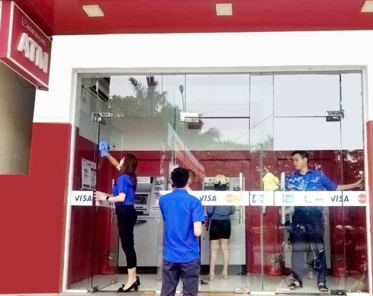 Vệ sinh ATM tại Hội sở Agribank Quảng Trị