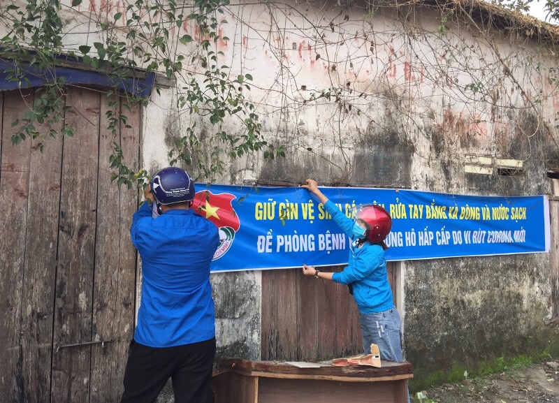 Thanh niên thành phố tích cực treo panô tuyên truyền phòng bệnh Covid-19 tại các thôn, xóm và trên các trục đường chính