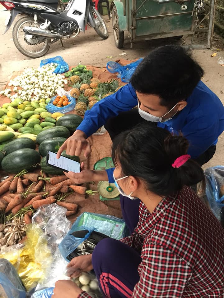 Thanh niên Phúc Thọ hỗ trợ người dân khai báo y tế trực tuyến