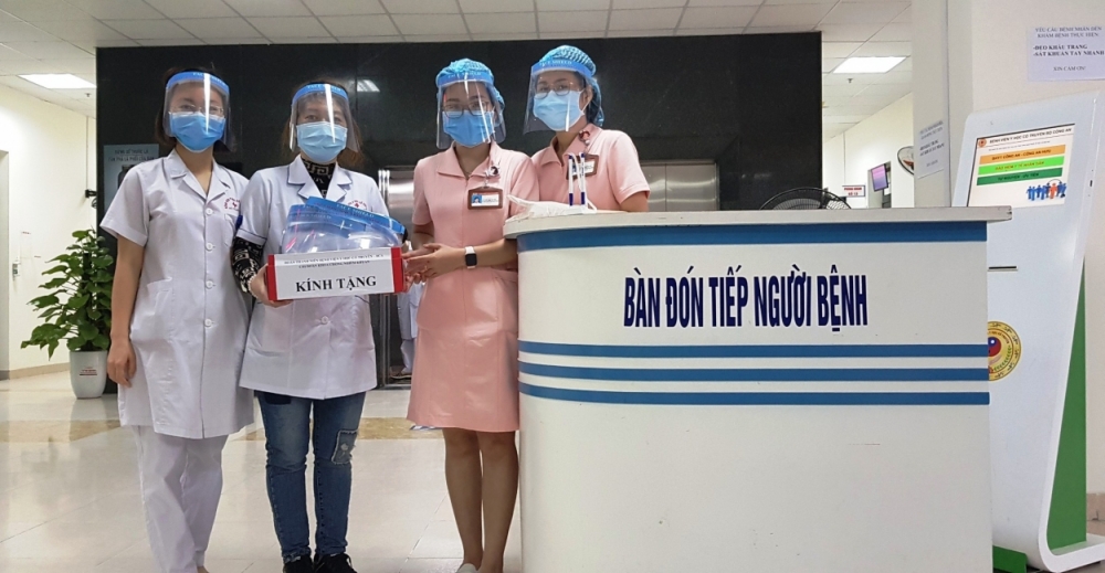 Đoàn viên, thanh niên Bệnh viện Y học cổ truyền Bộ Công an trao các bộ dụng cụ kính chắn giọt bắn tới đội ngũ y, bác sĩ, nhân viên y tế phòng chống dịch bệnh