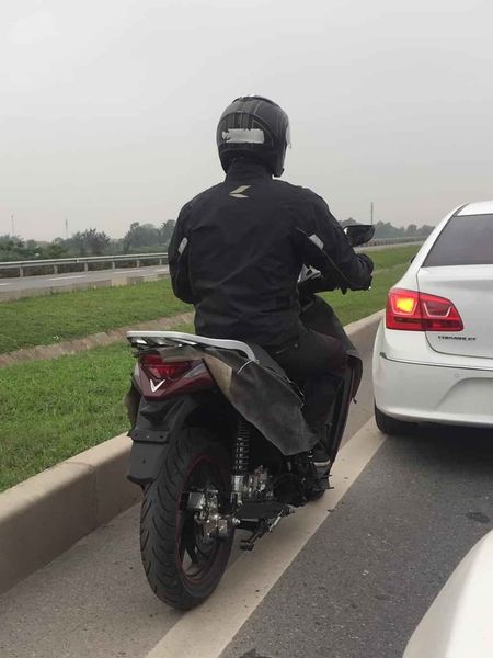 Scooter bánh lớn mang logo VinFast bất ngờ lộ ảnh thử nghiệm