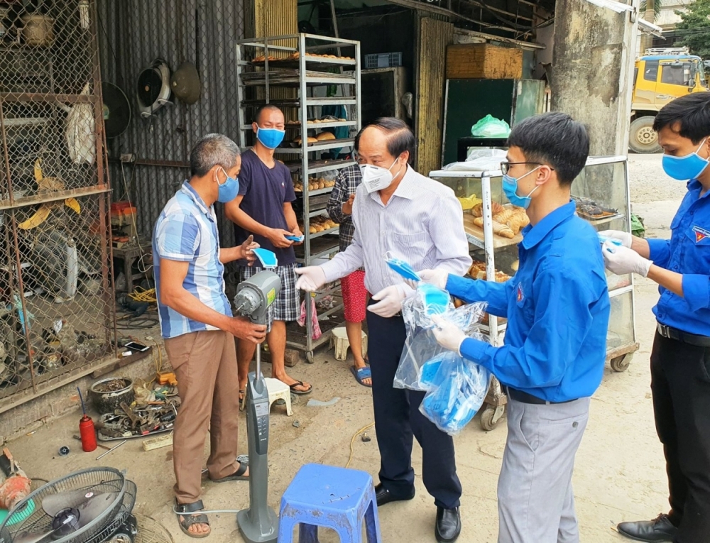 Lãnh đạo Huyện Thanh Oai và đoàn viên, thanh niên phát khẩu trang tặng người dân phòng chống dịch bệnh