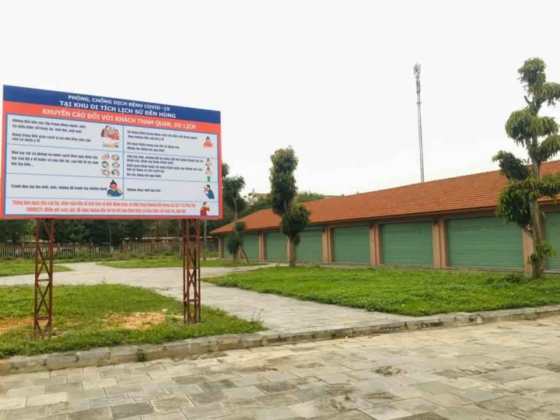 Biển khuyến cáo mọi người phòng tránh dịch bệnh Covid-19 ngay ở cổng đền Hùng