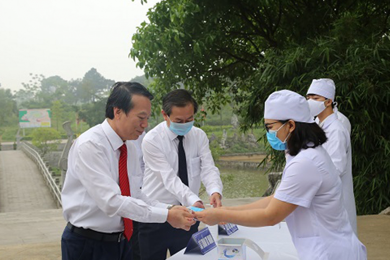 Trước khi lên đền, đại biểu và người dân phải rửa tay sát khuẩn và đo thân nhiệt