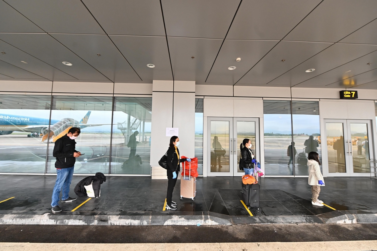 Sân bay Vân Đồn kẻ sẵn vạch vàng, bố trí hành khách xếp hàng làm thủ tục cách nhau 2m