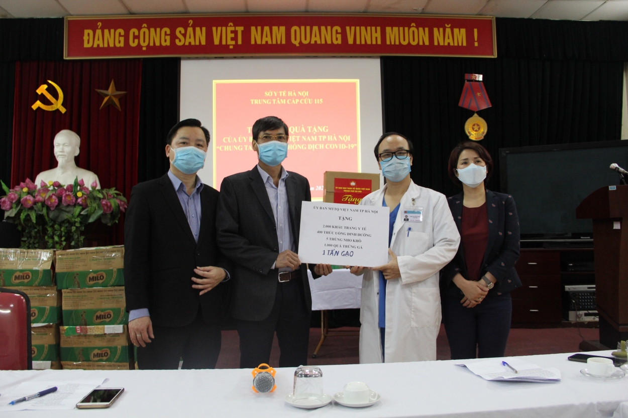 Lãnh đạo MTTQ Việt Nam TP Hà Nội trao quà ủng hộ đội ngũ y bác sĩ Trung tâm cấp cứu 115