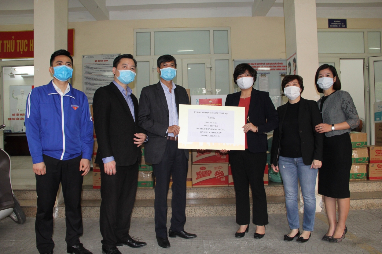 Lãnh đạo MTTQ thành phố và Thành đoàn Hà Nội trao hỗ trợ cho bệnh nhân tại xóm chạy thận ngõ 121 Lê Thanh Nghị thông qua phường Đồng Tâm
