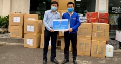 Thành đoàn Hà Nội tặng quà y, bác sĩ Bệnh viện Bạch Mai