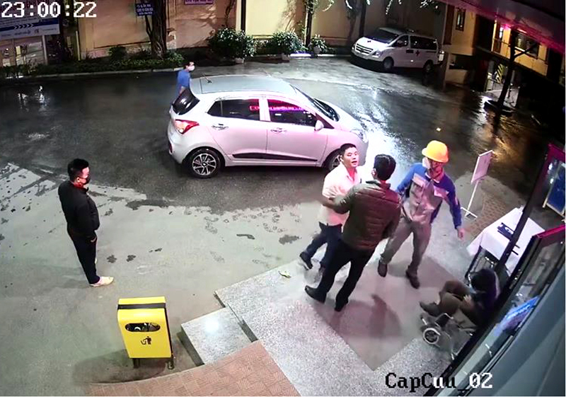 Khi bị nhắc nhở đeo khẩu trang phòng dịch Covid-19, nam thanh niên áo tráng đã lăng mạ, hành hung nhân viên an ninh (ảnh camera bệnh viện cung cấp)
