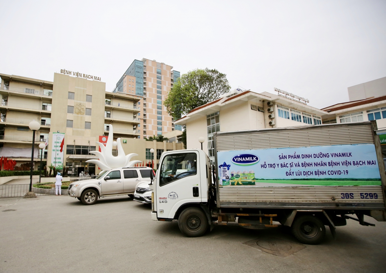 Vinamilk đã tổ chức ngay các chuyến xe đưa sản phẩm sữa đến bệnh viện Bạch Mai trong ngày 31/3 và những ngày sắp tới