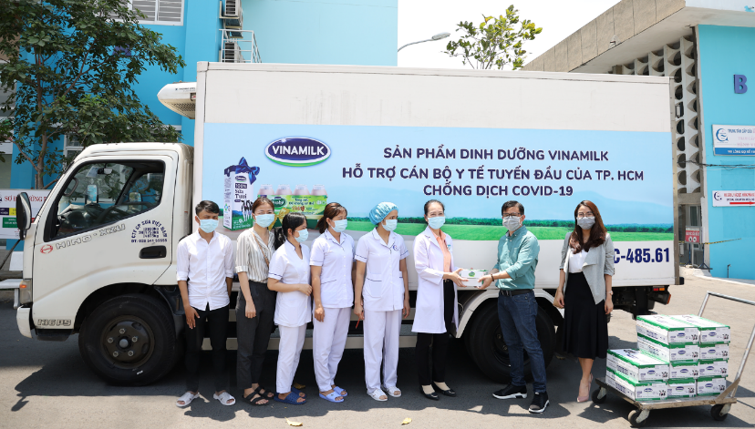 Trước đó, Vinamilk cũng trao tặng các sản phẩm dinh dưỡng cho cán bộ y tế tuyến đầu tại các bệnh viện, khu cách ly, bệnh viện dã chiến tại TP HCM