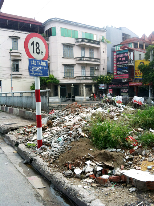 Cầu Trắng - Điểm đen về rác thải