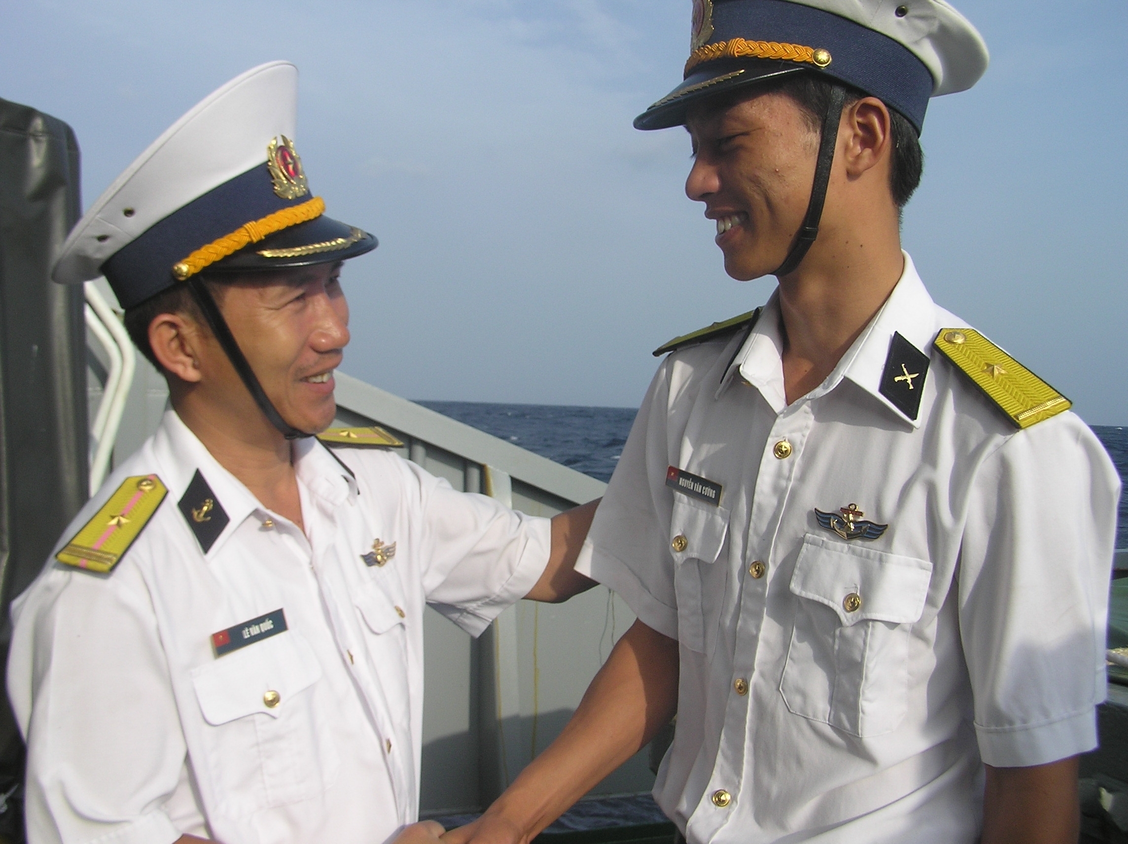 Giữa trùng khơi nhớ hình bóng quê nhà...