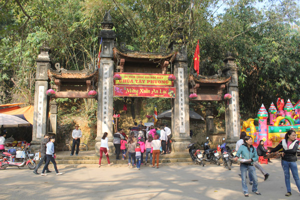 Hàng vạn du khách trẩy hội chùa Tây Phương
