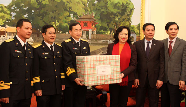 Lãnh đạo Thành phố tặng quà Tết Lữ đoàn Tàu ngầm 189, Tàu ngầm HQ - 182 Hà Nội