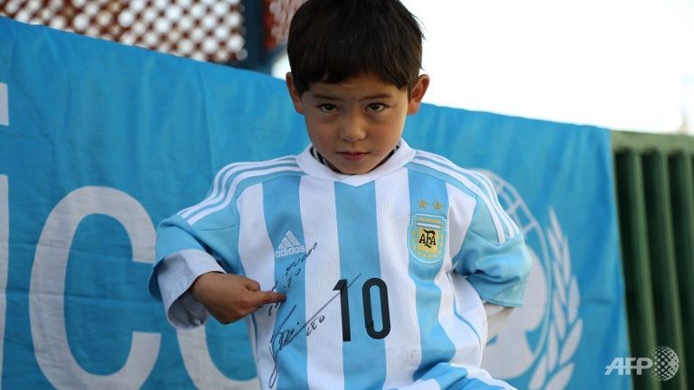 Messi gửi áo có chữ ký đến fan hâm mộ nhí Afghanistan