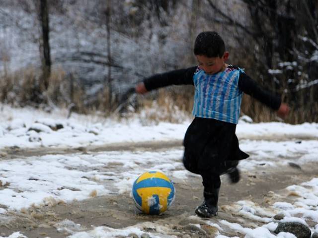 Messi gửi áo có chữ ký đến fan hâm mộ nhí Afghanistan