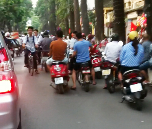 Nhốn nháo trước cổng trường tiểu học và THCS Lê Ngọc Hân