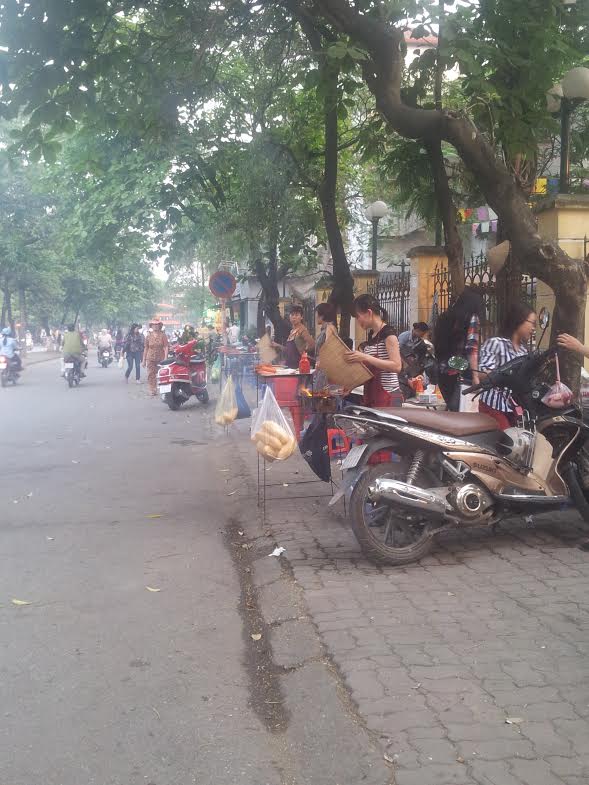 Phố Nguyễn Quý Đức (Thanh Xuân): Hàng rong tái lấn chiếm vỉa hè, lòng đường