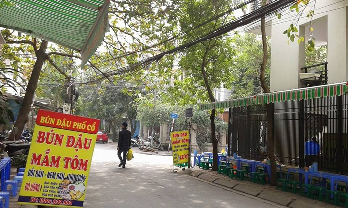 Tại ngõ 91 Trần Duy Hưng (Cầu Giấy - Hà Nội): Hàng quán đua nhau chiếm vỉa hè