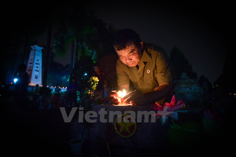 Thắp hơn 2.000 ngọn nến tri ân các anh hùng liệt sỹ ở Tây Tựu