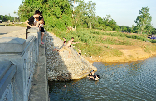 Xã Tân Xã, huyện Thạch Thất: Không biển cấm, đập nước thành “bãi tắm” lí tưởng