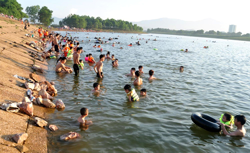 Xã Tân Xã, huyện Thạch Thất: Không biển cấm, đập nước thành “bãi tắm” lí tưởng