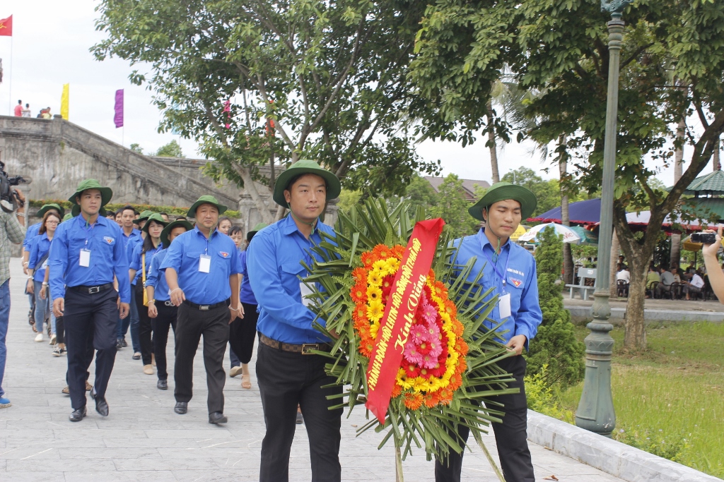 Hành trình tri ân các anh hùng liệt sĩ của đoàn tình nguyện trẻ Thủ đô