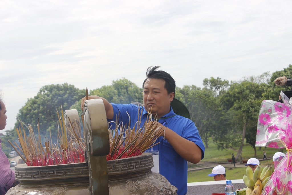 Hành trình tri ân các anh hùng liệt sĩ của đoàn tình nguyện trẻ Thủ đô