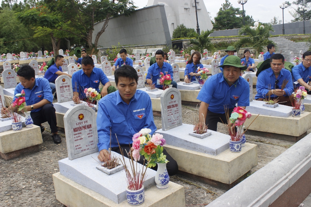 Hành trình tri ân các anh hùng liệt sĩ của đoàn tình nguyện trẻ Thủ đô