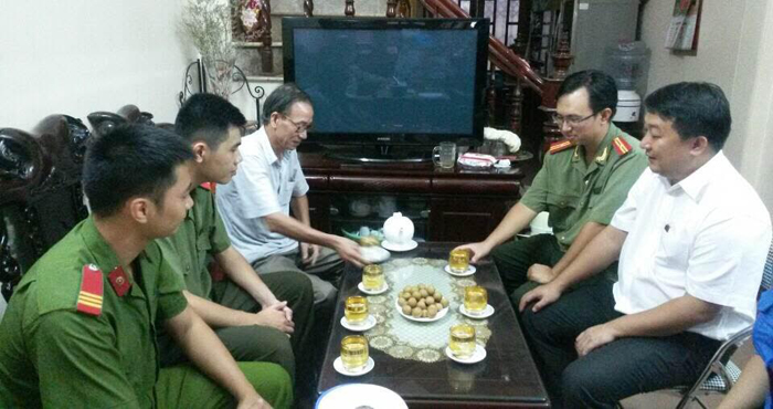 Phó Bí thư Thành đoàn Hà Nội thăm, tặng quà gia đình thương binh, liệt sĩ ngành công an