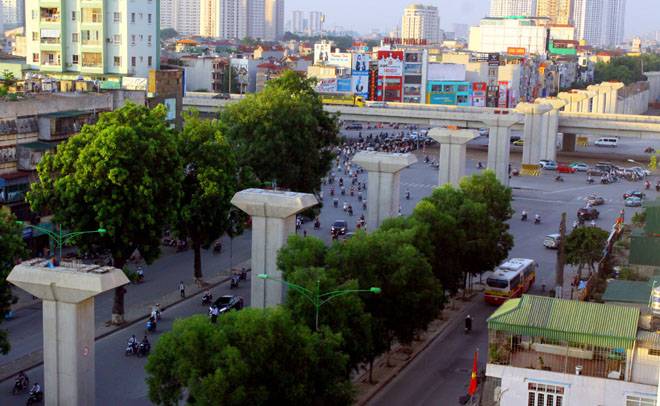 Chặt 148 cây cong nghiêng, mục nát bên tuyến đường sắt Cát Linh - Hà Đông