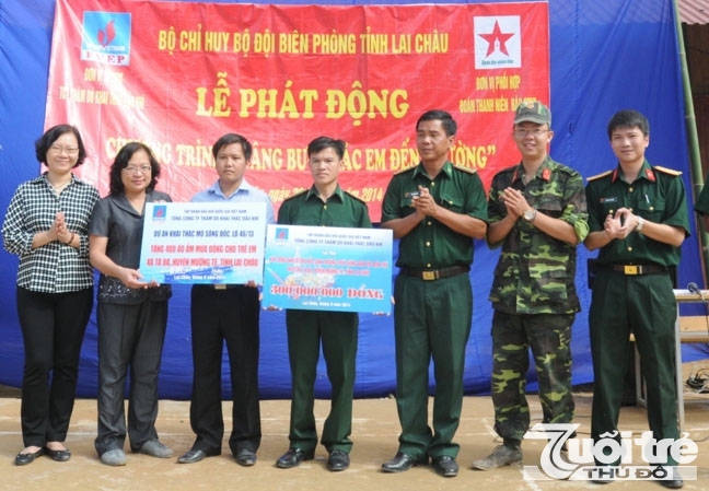 Thượng úy, nhà báo Hoàng Trường Giang và đồng đội trong một chuyến từ thiện ở vùng núi Tây Bắc.