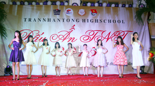 Nữ sinh THPT Trần Nhân Tông khoe tài sắc mừng “sinh nhật” trường