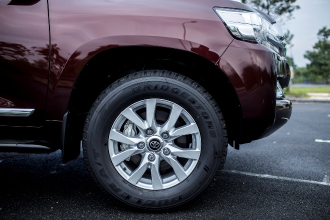 Cận cảnh Toyota Land Cruiser 2015 giá 2,8 tỷ đồng - ảnh 6