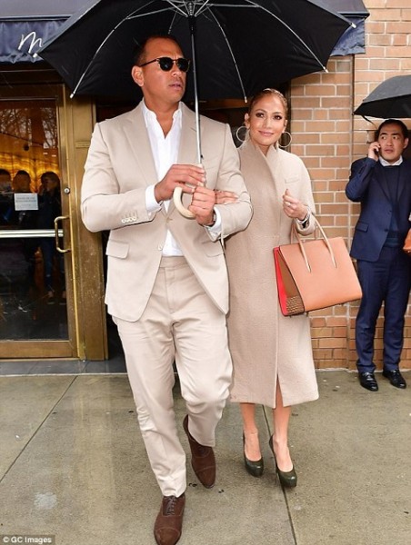 Jennifer Lopez chính thức hẹn hò với huyền thoại bóng chày Alex Rodriguez