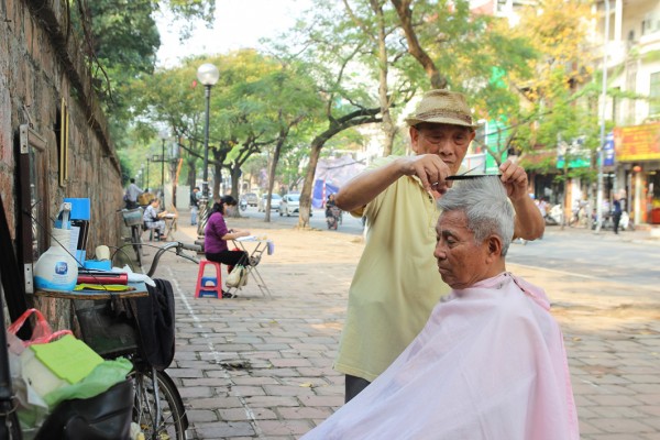 Cắt tóc vỉa hè - một nét văn hóa của người Hà Nội