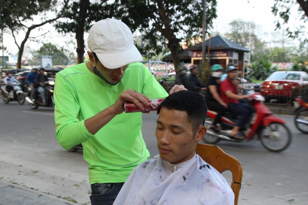 Cắt tóc vỉa hè - một nét văn hóa của người Hà Nội