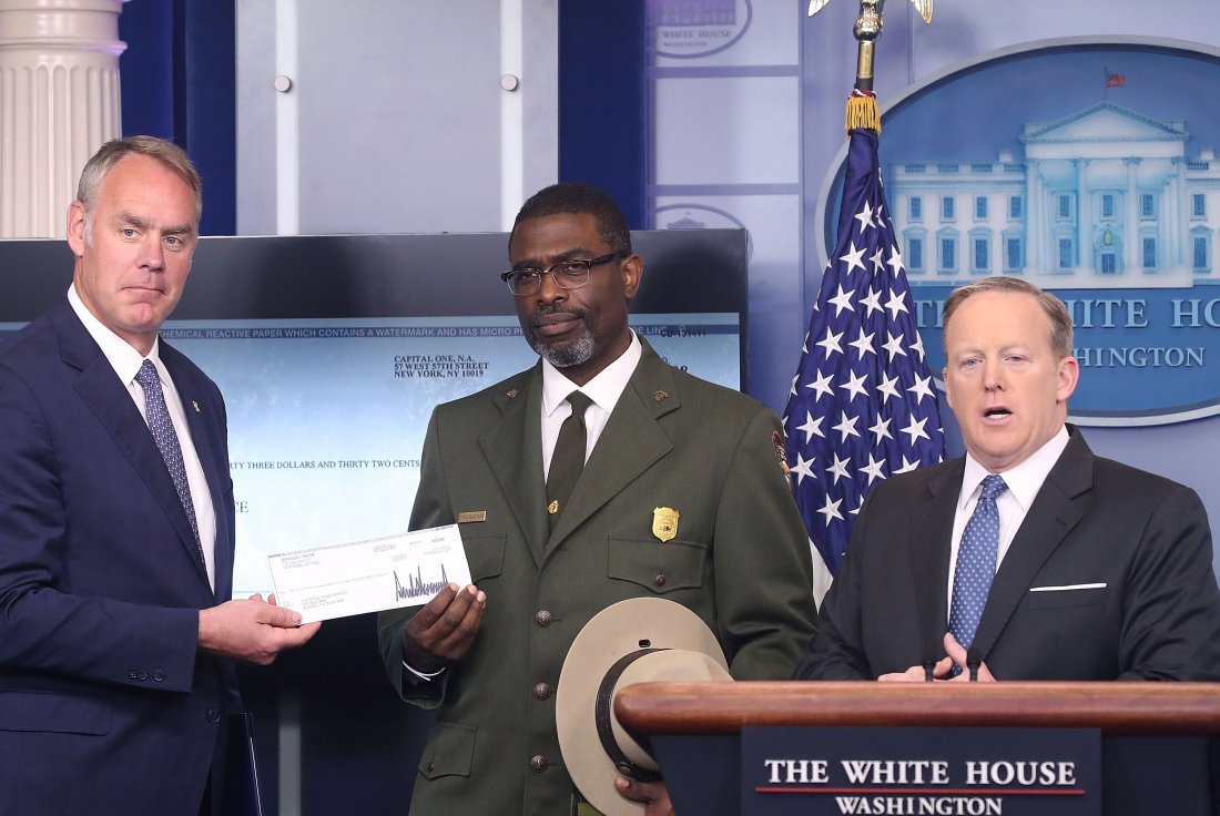 Tổng thống Trump tặng lương quý đầu cho Công viên Quốc gia