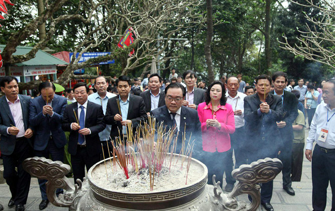 Đoàn đại biểu thành phố Hà Nội dâng hương tưởng niệm các Vua Hùng